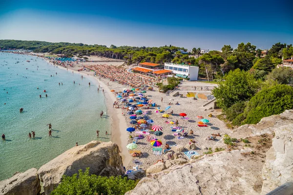 Strand Létesítmények Öbölben Közel Sziklás Öbölben Tengerparton Salento Puglia Olaszországban — Stock Fotó