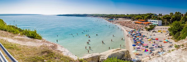 Instalações Praia Baía Perto Enseada Rochosa Costa Salento Puglia Itália — Fotografia de Stock