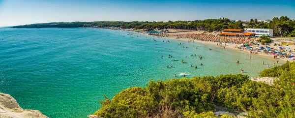 Spiaggia Attrezzata Sulla Baia Vicino Cala Rocciosa Sulla Costa Salentina — Foto Stock