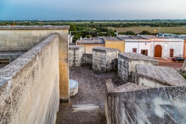İtalya'da Xvi yüzyılın müstahkem kalesinin sokakları ve duvarları ızgara