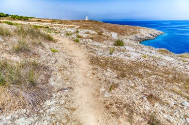 Ayakkabı ve saat kulesi kayalık plaj