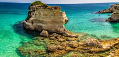 İtalya, Apulia bölgesindeki sahil üzerinde yığınlar
