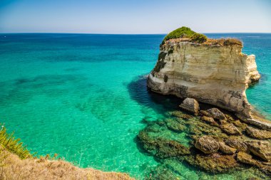 İtalya, Apulia bölgesindeki sahil üzerinde yığınlar
