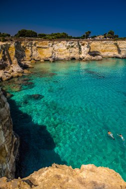 İtalya, Apulia bölgesindeki sahil üzerinde yığınlar