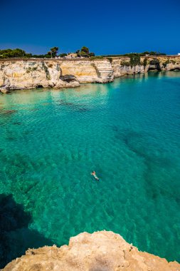 İtalya, Apulia bölgesindeki sahil üzerinde yığınlar