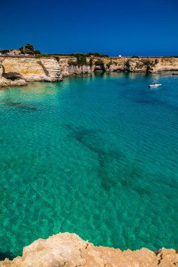 İtalya, Apulia bölgesindeki sahil üzerinde yığınlar