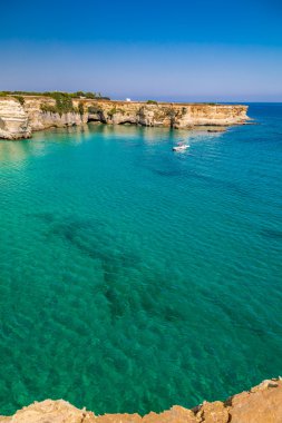 İtalya, Apulia bölgesindeki sahil üzerinde yığınlar