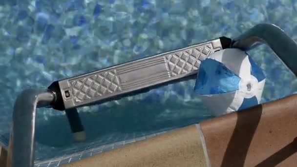 Detail eines Schwimmbades — Stockvideo