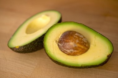 Yarıya bir avokado.