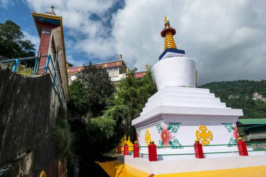 Gangtok, Hindistan - Ekim 2020: Stupa in the Sera Jey Drophenling Manastırı 23 Ekim 2020, Gangtok, Sikkim, Hindistan.