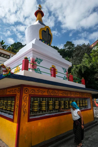 Gangtok Indien Oktober 2020 Eine Frau Dreht Gebetsrad Der Stupa — Stockfoto