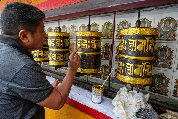 Gangtok India Octubre 2020 Hombre Pintando Las Ruedas Oración Estupa — Foto de Stock