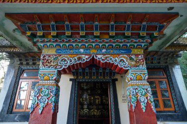 Yuksom, Hindistan - Kasım 2020: 1 Kasım 2020 'de Yuksom, Sikkim, Hindistan' da Norbugang Park 'ta dua çarkı.