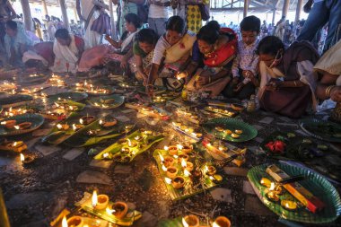 Hajo, Hindistan - Kasım 2020: Kadınlar Hajo 'daki Hayagriva Madhava Tapınağı' nda 12 Kasım 2020 'de Assam, Hindistan' da adak adadılar..