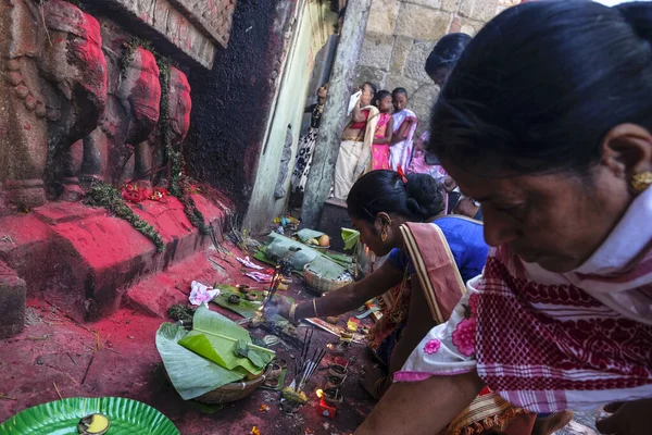 Hajo India Noviembre 2020 Mujeres Haciendo Ofrendas Templo Hayagriva Madhava —  Fotos de Stock