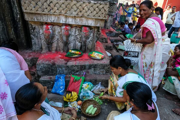 Hajo India Noviembre 2020 Mujeres Haciendo Ofrendas Templo Hayagriva Madhava —  Fotos de Stock