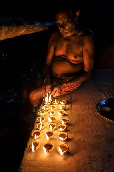 2020年11月14日 インド アッサム州テズプルでディワリを祝うため ブラマプトラ川にろうそくを供える男 — ストック写真