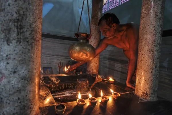 Tezpur India Novembre 2020 Uomo Che Offerta Celebrare Diwali Tempio — Foto Stock