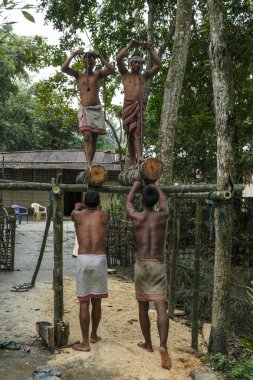 Majuli Adası, Hindistan - Kasım 2020: Erkekler 19 Kasım 2020 'de Majuli Adası, Assam, Hindistan' da ağaç kesiyor.