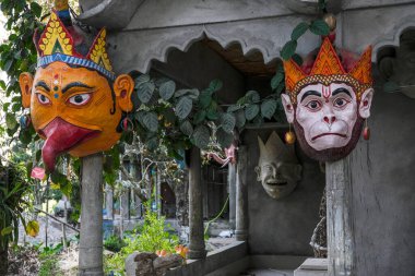 Majuli Adası, Hindistan - Kasım 2020: Hindistan 'ın Assam kentinde 19 Kasım 2020 tarihinde Samugari satrasında kutlama ve festivallerde kullanılan maskeler.
