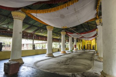 Majuli Adası, Hindistan - Kasım 2020: 20, Assam, Hindistan 'da 20 Kasım 2020 tarihinde, Majuli Adası' ndaki Garamur Satra tapınağının içi.