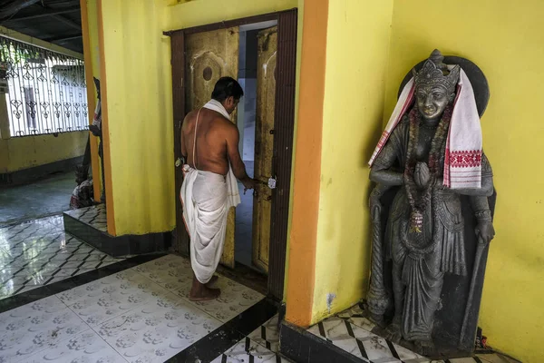Majuli Island Índia Novembro 2020 Monge Abrindo Porta Templo Garamur — Fotografia de Stock