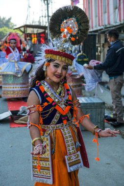 Imphal, Hindistan - Aralık 2020: 27 Aralık 2020 tarihinde Manipur, Hindistan 'da Manipur' da bir sokakta geleneksel bir Manipurian dans dansçısı.
