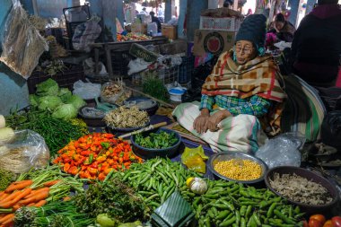 Moirang, Hindistan - Aralık 2020: Manipur, Hindistan 'da 29 Aralık 2020 tarihinde Moirang pazarında sebze satan bir kadın.