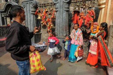 Guwahati, Hindistan - Ocak 2021: Chudakarana 'yı kutlayan bir aile, 18 Ocak 2021' de Hindistan 'ın Guwahati kentinde, Kamakhya Tapınağı' nda ilk kez saç kesimini yaptırdı..