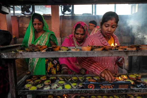 Guwahati India Januari 2021 Een Vrouw Die Een Offer Brengt — Stockfoto