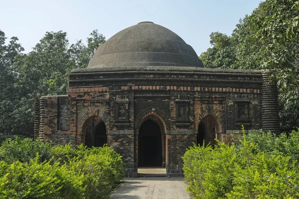 チャムカティ マスィードは13世紀から16世紀にかけてインドの西ベンガル州ゴーアにあったベンガルのムスリム ナワブの首都であった小さなモスクの遺跡である — ストック写真