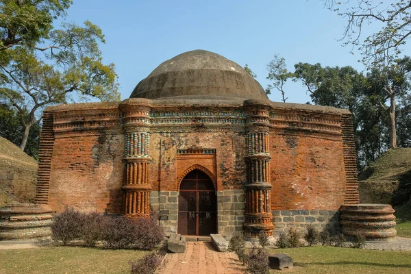 グムティ ダルワザ遺跡 英語版 インドの西ベンガル州グール 英語版 で13世紀から16世紀にかけてのベンガルのムスリム ナワブの首都であった遺跡 — ストック写真