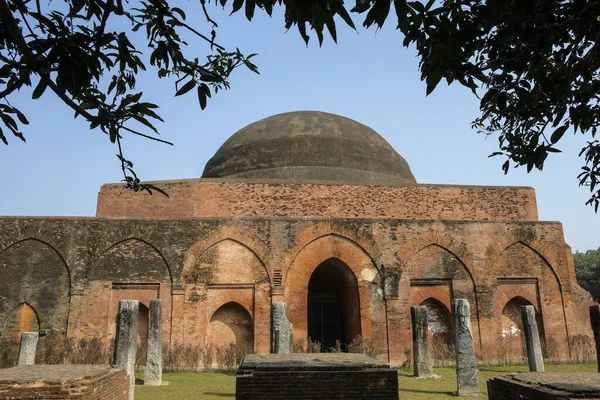 マスジド Chika Masjid 13世紀から16世紀にかけてインド西ベンガル州ガウルにあったベンガルのムスリム ナワブの首都であった小さなモスクの遺跡である — ストック写真