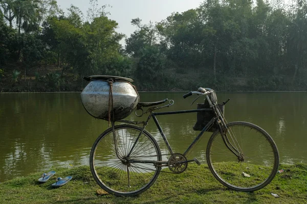 Cykel Framför Sjö Malda Västbengalen Indien — Stockfoto