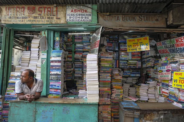 インドのコルカタ 2021年1月 インドの西ベンガル州で2021年1月29日にコルカタで学校の書店 — ストック写真