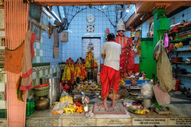 Kolkata, Hindistan - Şubat 2021: Bir adam 3 Şubat 2021 'de Hindistan' ın Batı Bengal kentinde Hindu tapınağında adak adadı..