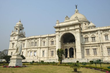 Kolkata, Hindistan - Şubat 2021: Victoria Anıtı, Kolkata 'da 6 Şubat 2021 tarihinde Kolkata, Batı Bengal, Hindistan' da Kraliçe Victoria anısına inşa edilmiş büyük bir mermer binadır..