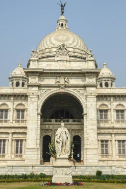 Kolkata, Hindistan - Şubat 2021: Victoria Anıtı, Kolkata 'da 6 Şubat 2021 tarihinde Kolkata, Batı Bengal, Hindistan' da Kraliçe Victoria anısına inşa edilmiş büyük bir mermer binadır..
