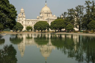 Kolkata, Hindistan - Şubat 2021: Victoria Anıtı, Kolkata 'da 6 Şubat 2021 tarihinde Kolkata, Batı Bengal, Hindistan' da Kraliçe Victoria anısına inşa edilmiş büyük bir mermer binadır..