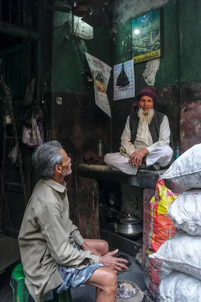 Kolkata India February 2021 Two Coal Sellers Waiting Customers Kolkata — Stock Photo, Image