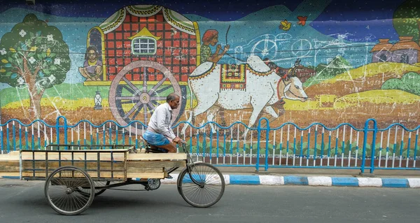 インド コルカタ 2021年2月インド 西ベンガル州コルカタで2021年2月3日に牛に引かれたカートのモザイクを通過する自転車の男 — ストック写真
