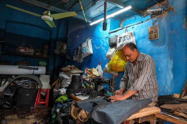 Kolkata India Februari 2021 Een Kleermaker Werkt Met Een Naaimachine — Stockfoto
