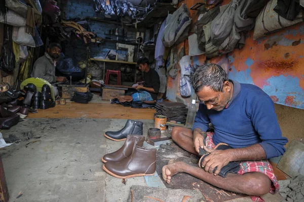 Kolkata India Febrero 2021 Hombre Que Trabaja Taller Zapatos Febrero —  Fotos de Stock