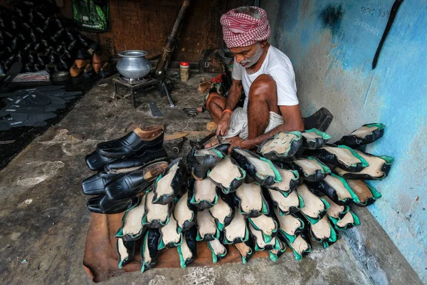 Calcutta India Febbraio 2021 Uomo Che Lavora Laboratorio Scarpe Febbraio — Foto Stock