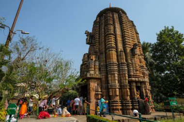 Bhubaneswar, Hindistan - Şubat 2021: İnsanlar 8 Şubat 2021 'de Hindistan' ın Odisha kentindeki Bhubaneswar 'da Nageshwar Tapınağı' nda adak adadılar..