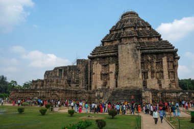 Konark, Hindistan - Şubat 2021: 13. yüzyılda inşa edilen ve 12 Şubat 2021 'de Konark, Odisha, Hindistan' da Güneş Tanrısı 'nın devasa bir savaş arabası olarak tasarlanan Güneş Tapınağı' nı ziyaret edenler.