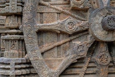 Güneş Tapınağı 'nın ayrıntıları 13. yüzyılda inşa edildi ve Güneş Tanrısı Surya' nın devasa bir arabası olarak Konark, Odisha, Hindistan 'da tasarlandı..