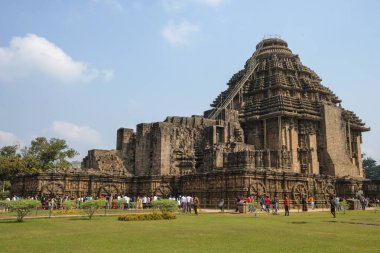 Konark, Hindistan - Şubat 2021: 13. yüzyılda inşa edilen ve 12 Şubat 2021 'de Konark, Odisha, Hindistan' da Güneş Tanrısı 'nın devasa bir savaş arabası olarak tasarlanan Güneş Tapınağı' nı ziyaret edenler.