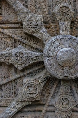 Güneş Tapınağı 'nın ayrıntıları 13. yüzyılda inşa edildi ve Güneş Tanrısı Surya' nın devasa bir arabası olarak Konark, Odisha, Hindistan 'da tasarlandı..