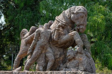 Güneş Tapınağı 'nın ayrıntıları 13. yüzyılda inşa edildi ve Güneş Tanrısı Surya' nın devasa bir arabası olarak Konark, Odisha, Hindistan 'da tasarlandı..